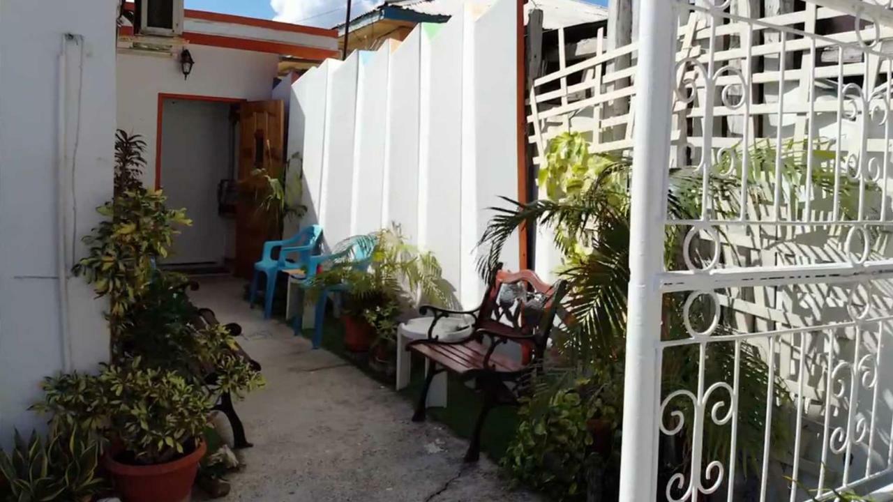 Hostel Room Aruba Ораньестад Экстерьер фото